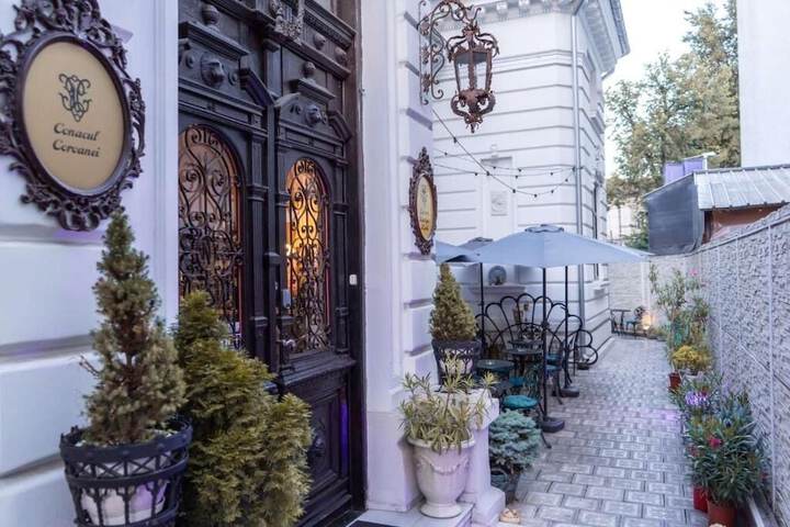 Conacul Coroanei Luxury Boutique