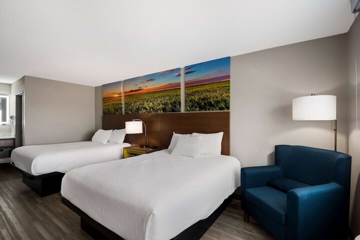 1 Queen Bed (4 of 16)
