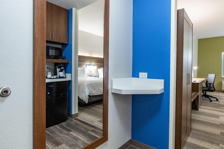 1 King Bed Standard Comm Accessible (15 of 25)