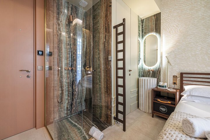 Room 13 of 27