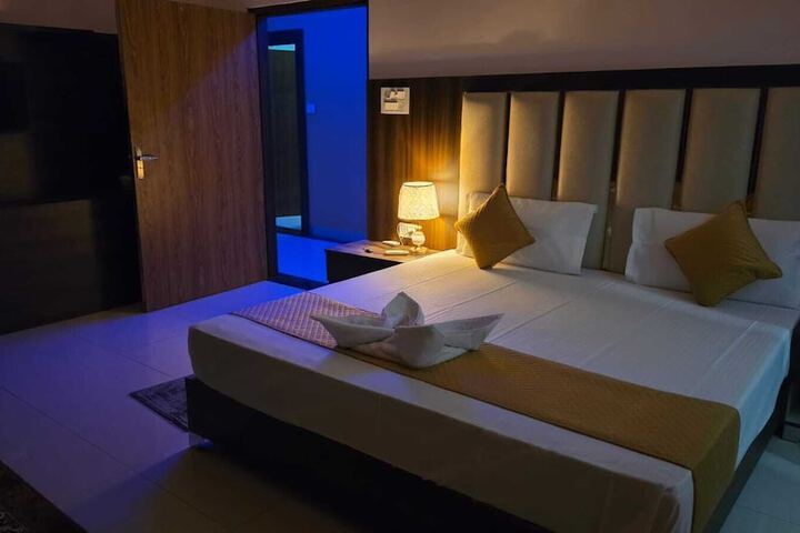 Room 6 of 8