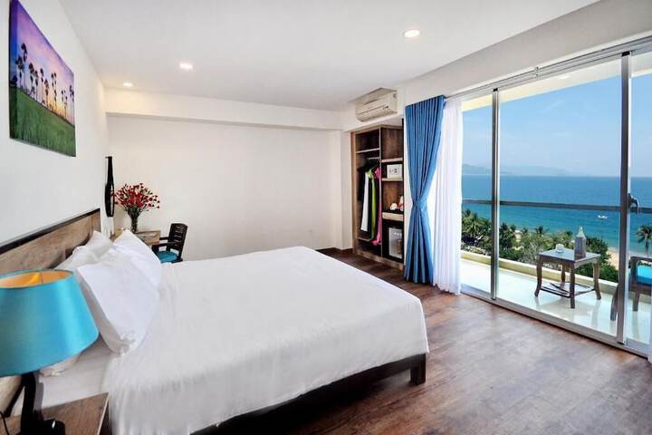 Room 8 of 16