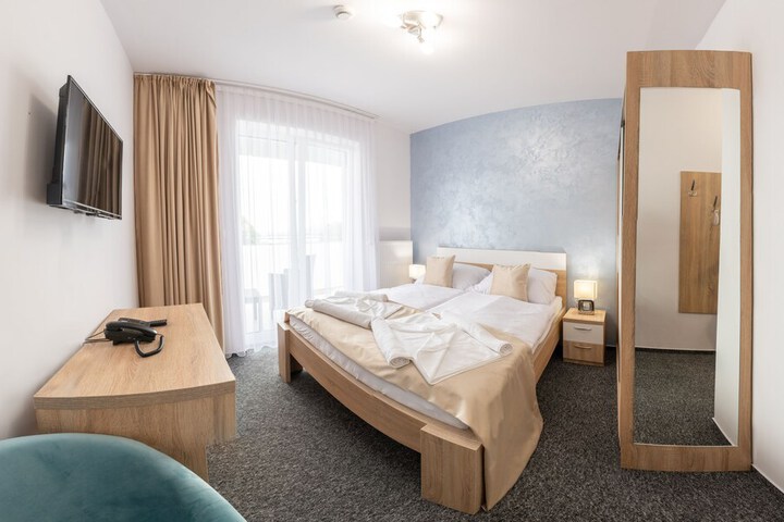 Room 5 of 27