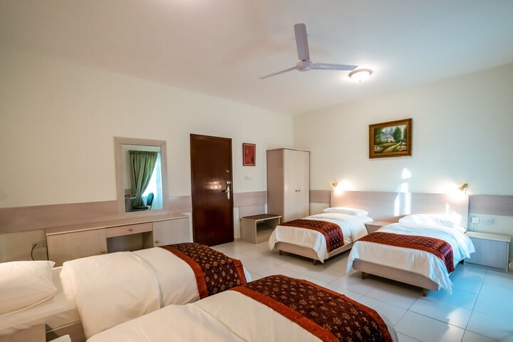 Room 6 of 13