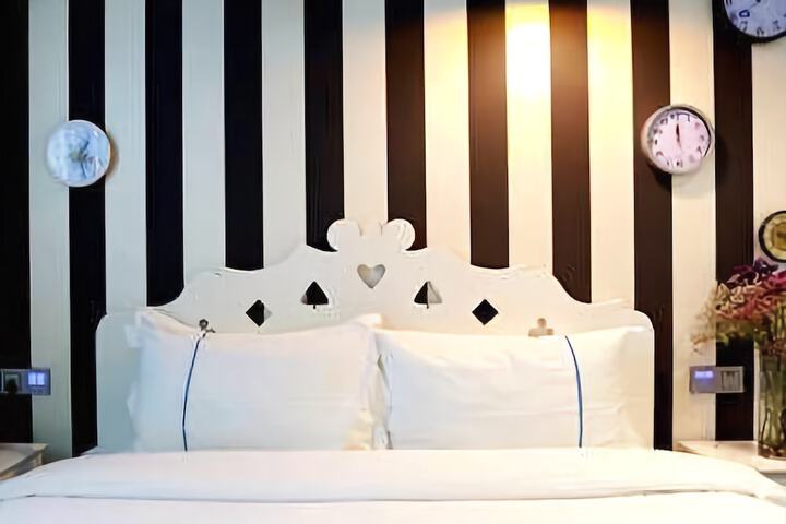 Room 2 of 8