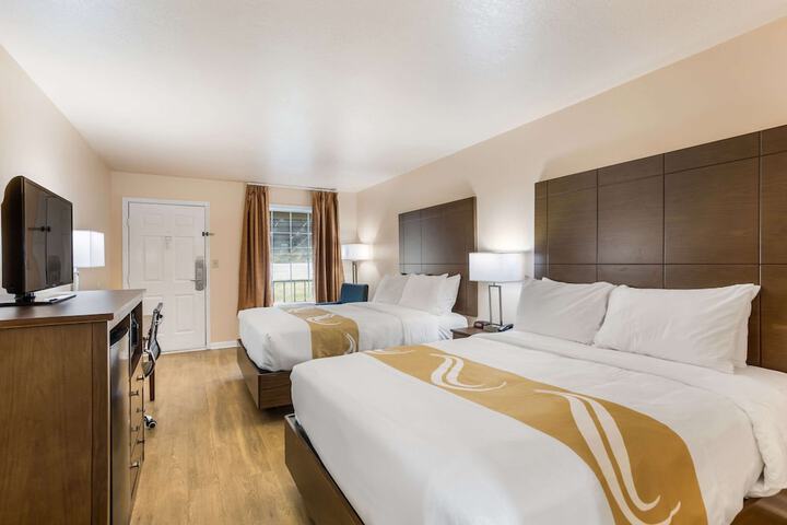 1 Queen Bed Accessible (11 of 14)
