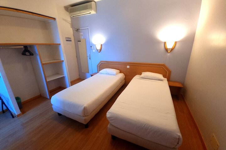 Room 32 of 60