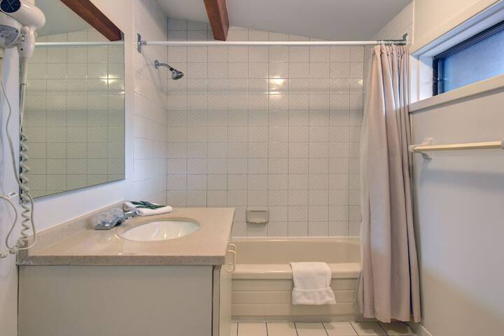 1 Queen Bed (4 of 26)