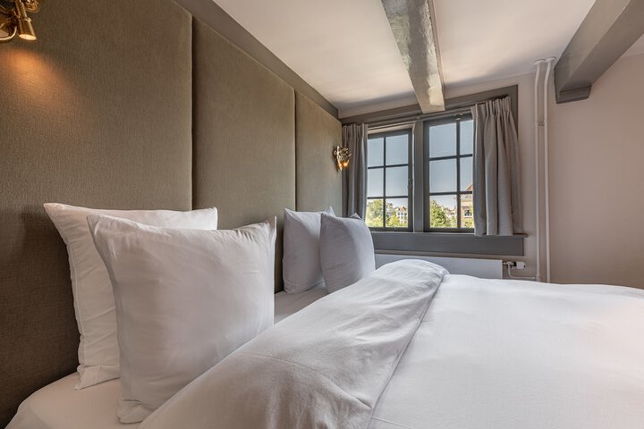 Room 4 of 103