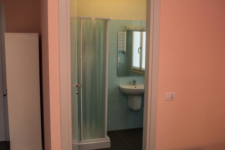Room 9 of 37