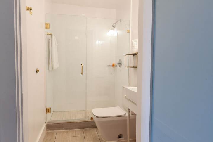 Standard Double Queen Room (2 of 4)