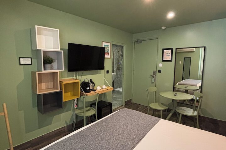Room 16 of 76