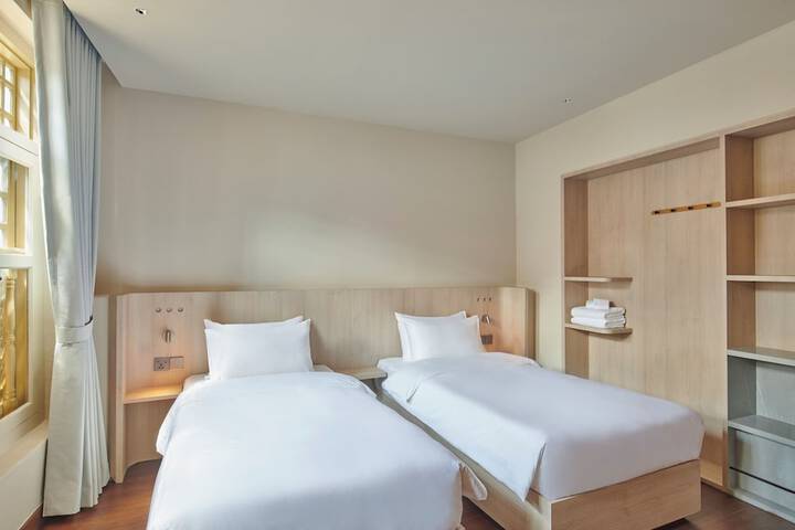 Room 9 of 15