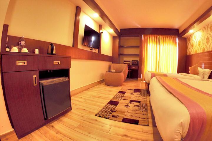 Lounge 26 of 61