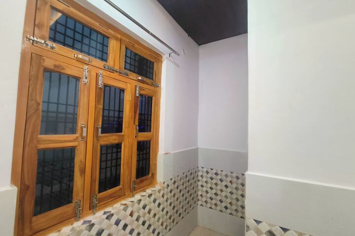 Room 9 of 18