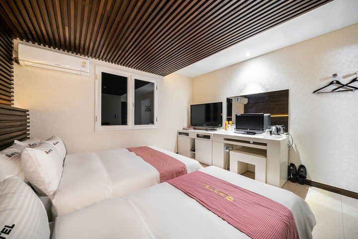 Room 25 of 47