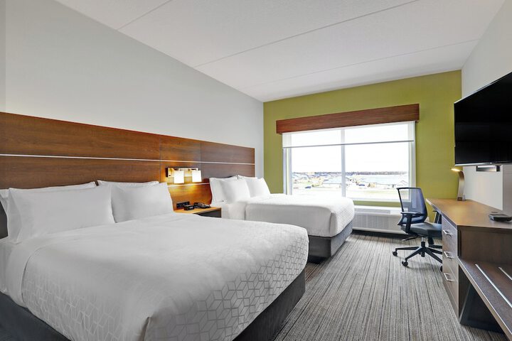 2 Queen Beds (11 of 15)