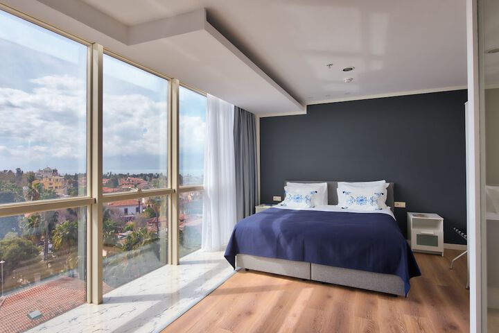 Room 4 of 73