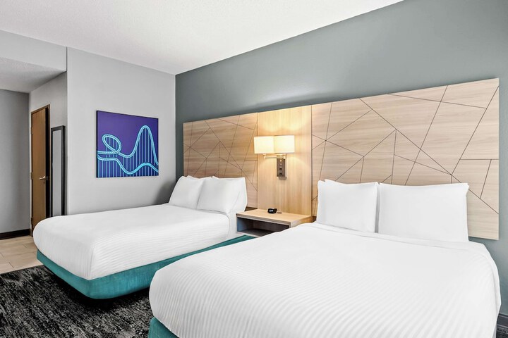 2 Queen Accessible Comm Assist Roll in Shower Microwave, Refrigerator WiFi Fullbreakfast (1 of 15)