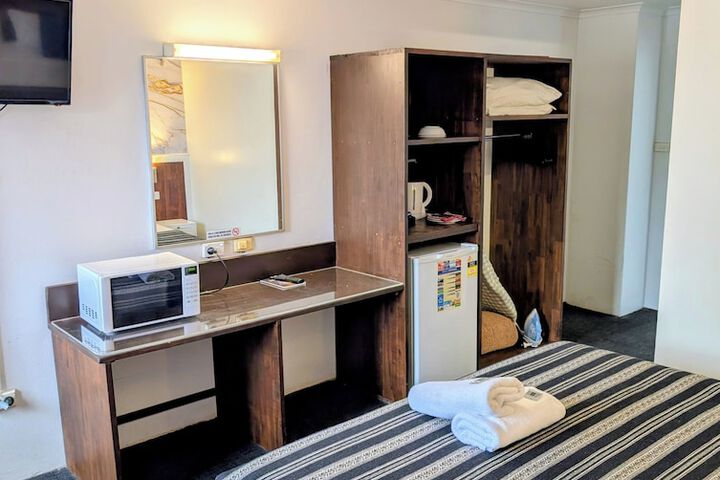 Room 2 of 32
