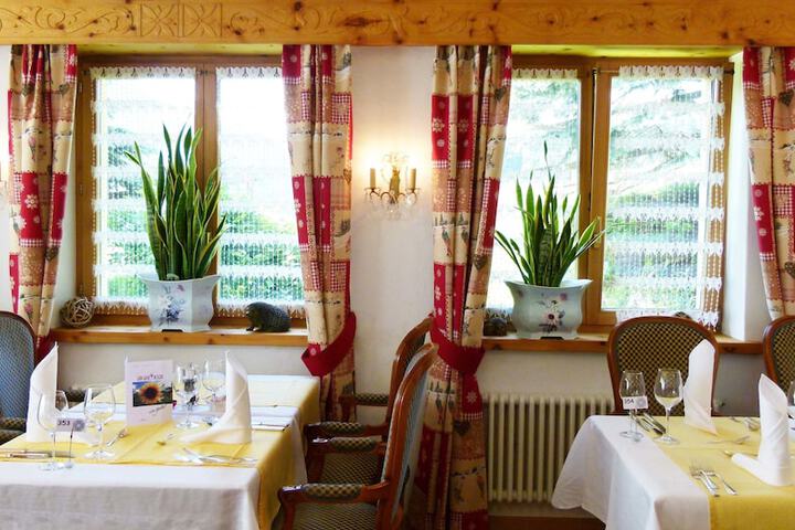 Dining 42 of 53