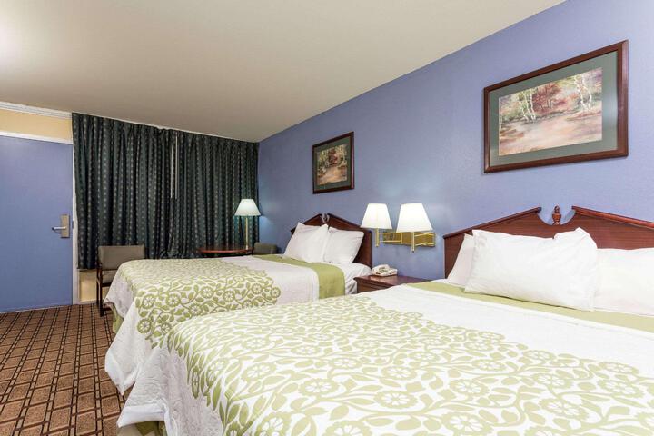 1 Queen Bed (4 of 6)