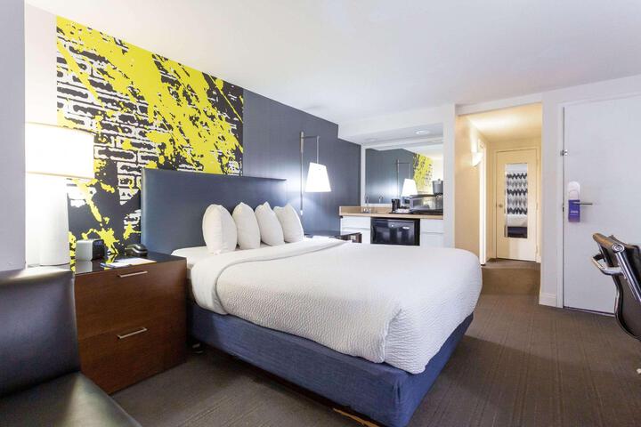 1 King Bed (11 of 17)