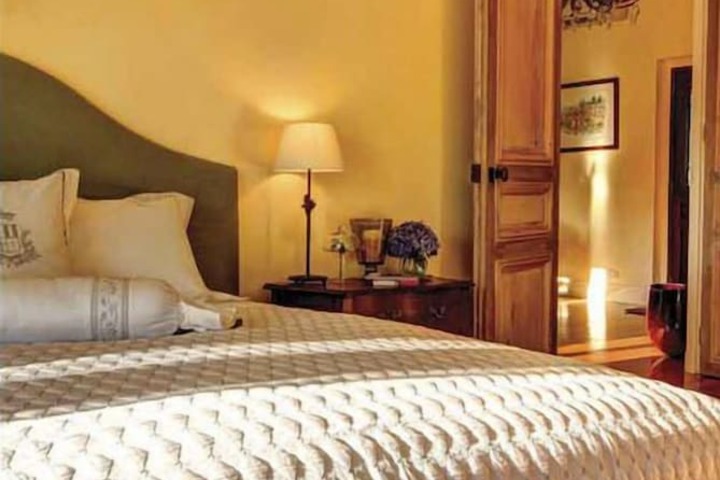 Room 4 of 32