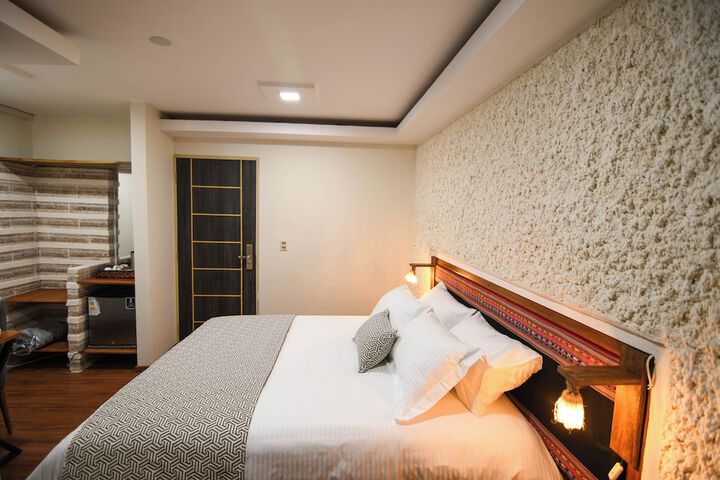 Room 7 of 12