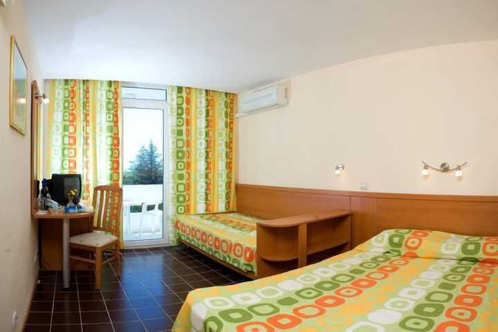 Room 6 of 34