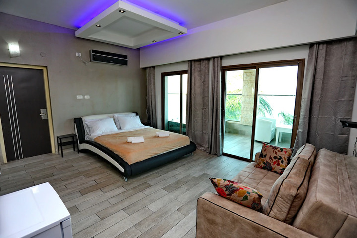 Room 4 of 8