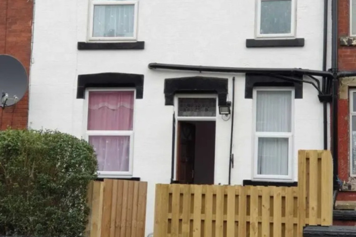 Entire 2 Bedroom House near City Centre