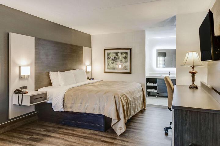 1 King Bed (1 of 10)