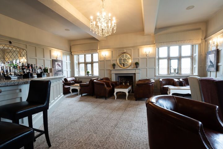 Lounge 54 of 63