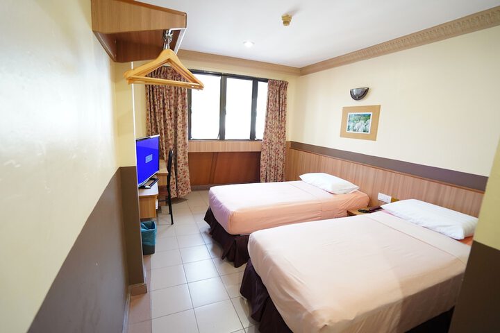 Room 11 of 28