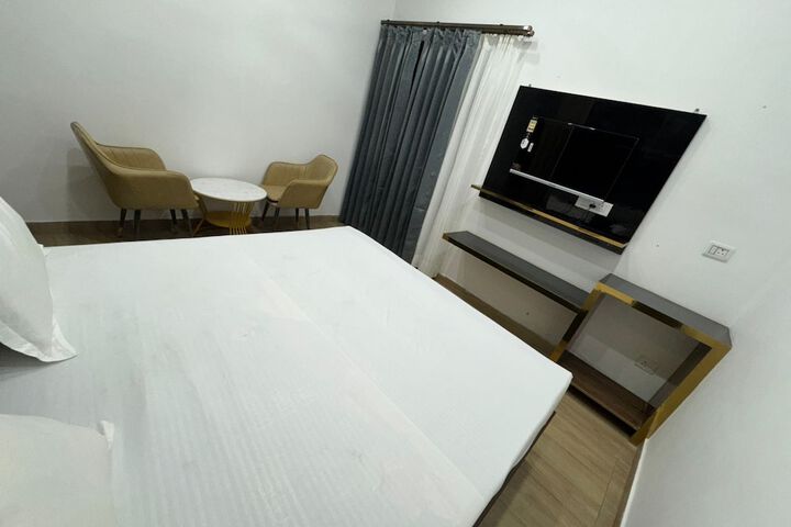 Room 9 of 26