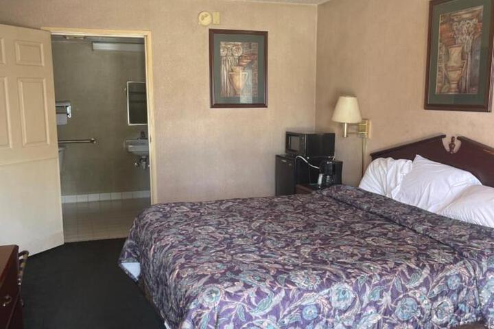1 King Bed (2 of 5)