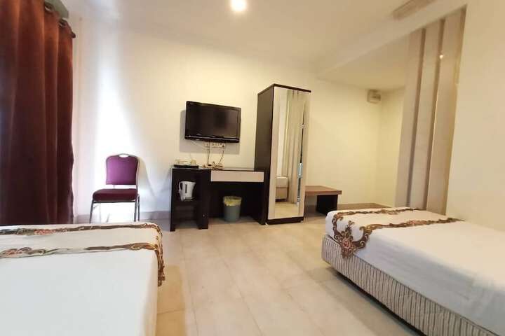 Room 10 of 32