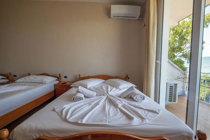 Room 4 of 178