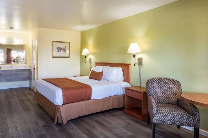 1 King Bed (7 of 8)