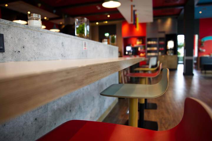 Lounge 63 of 84