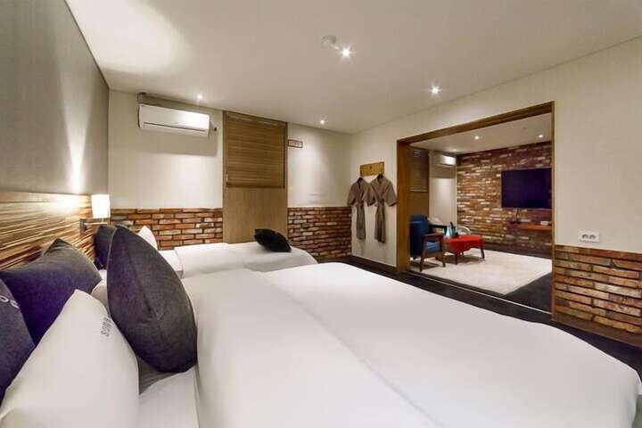 Room 5 of 37