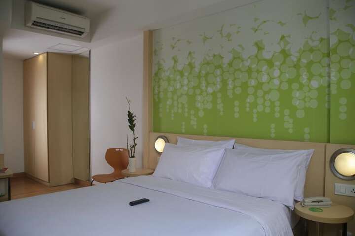 Room 13 of 32