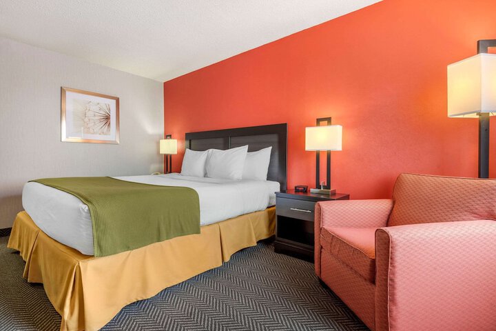 Quality Inn & Suites Mississauga | Bookonline.com