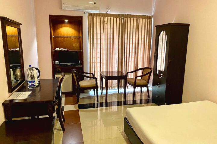 Room 2 of 28
