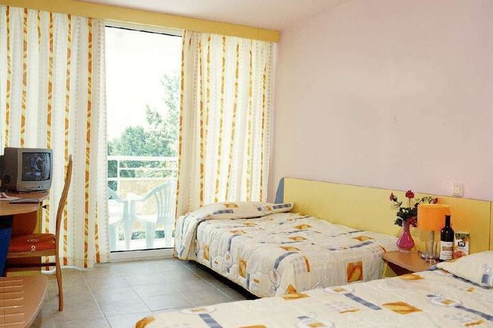 Room 9 of 32