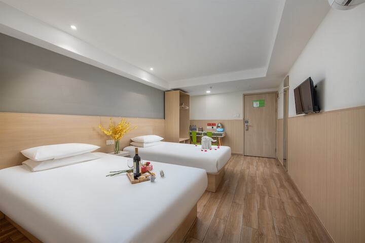 Room 10 of 25