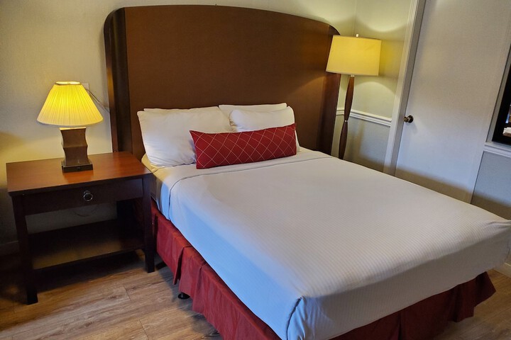 Room 4 of 33