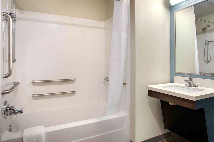 Queen Bed Kitchen Accessible (5 of 12)