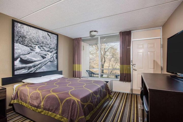 1 Queen Bed Accessible Room (7 of 12)